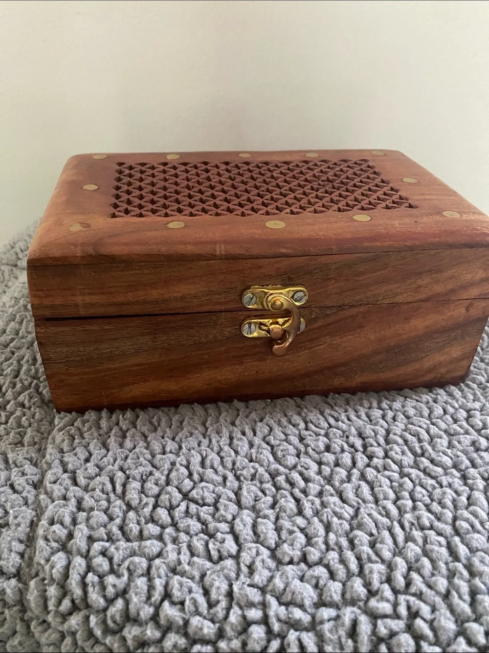 Traditional Indian Jaali lattice trinket box w/ inlaid brass detail hook closure
